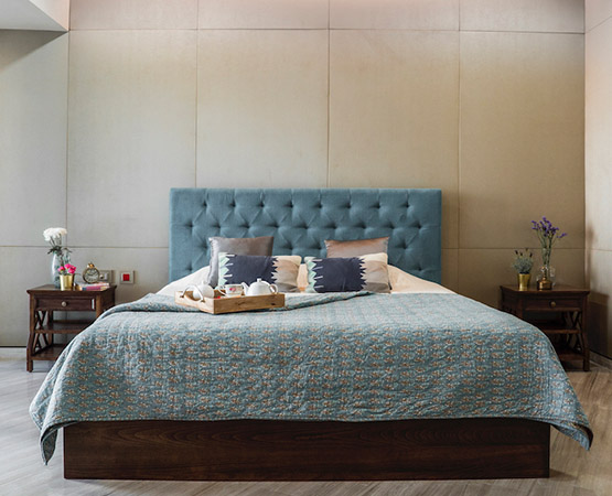 Minto Upholstered Queen Bed
